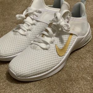 Nike Air Bella Women’s Athletic Shoe